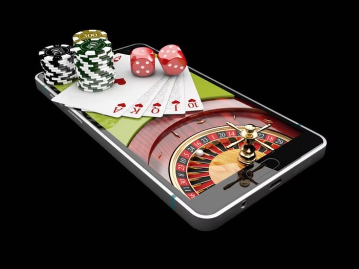 513 sol မိုဘိုင်းအက်ပ် Android iOS Smartphone ဖြင့် Online Casino ကစားနေသောမြင်ကွင်း